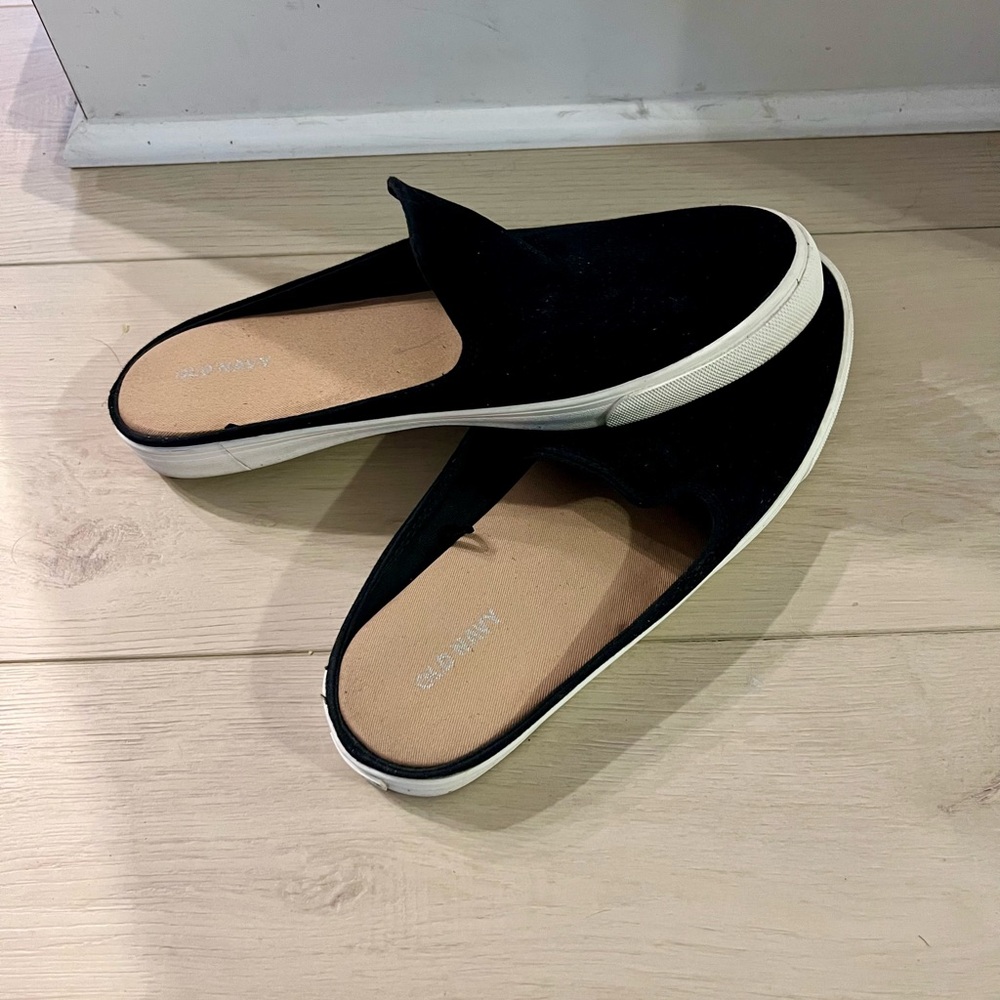 Old Navy Women’s Black Slip-On Shoes Size 9
